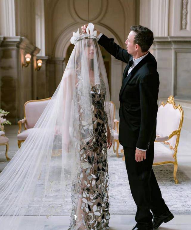 高定 顶级名媛出嫁展现豪门底蕴！高定婚纱不镶钻缝玻璃，连狗都穿仙裙