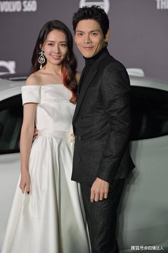 形象 郭碧婷与向佐好恩爱,“黑白穿搭”似情侣装,高级有范,十分闪耀