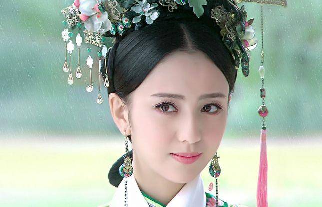 舞姿佟丽娅光脚热舞！穿西裤劈叉轻松自如，身材苗条腹部肋骨突出明显