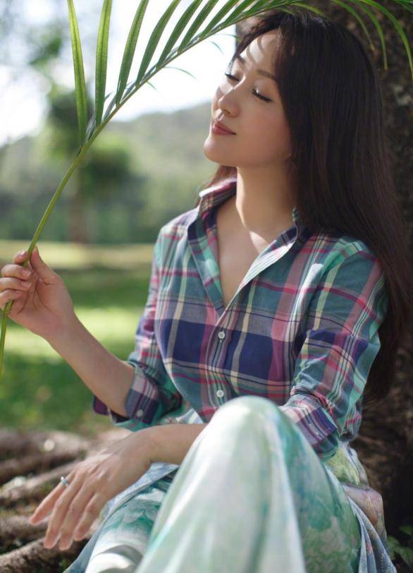 杨钰莹 奔五的杨钰莹不会老吗？衬衫配印花半裙青春靓丽，状态如19岁少女