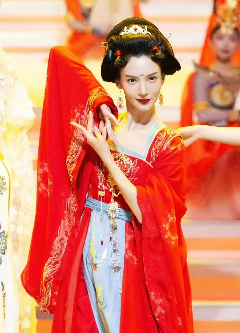 金晨此次的妆容非常的美艳,身穿红色唐朝古风长裙,长袖飘飘舞动,金色