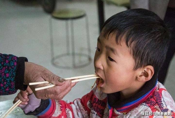 家长|这4个常见的饮食习惯，正在伤害孩子的肠胃，很多家长还不知道