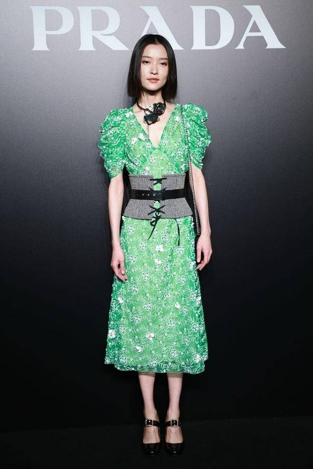 魅力 杜鹃179cm的身高可不白长，穿裙子配平底鞋也有气场，真有魄力