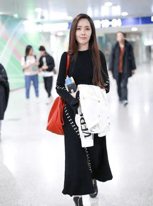 向太 小向太郭碧婷越来越有婆婆风范!穿紧身裙走红毯,有小肚子也自信