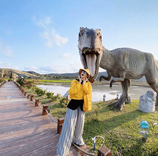 颈部 马苏终于美回来了！一袭V领碎花连衣裙性感优雅，清新温婉好迷人