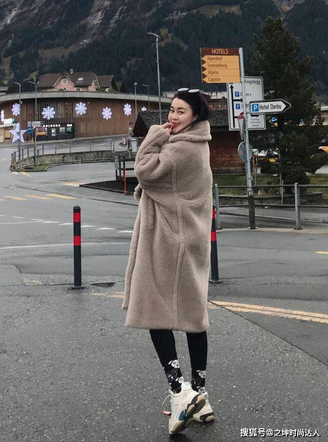 仙女 选择一件灰棕色的羊羔毛外套，避免浅色带来的膨胀感