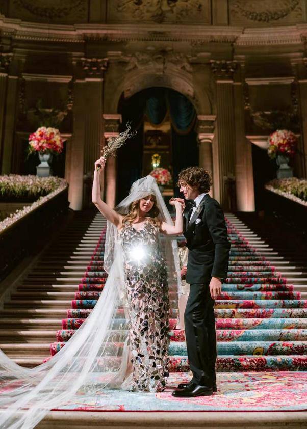 高定 顶级名媛出嫁展现豪门底蕴！高定婚纱不镶钻缝玻璃，连狗都穿仙裙