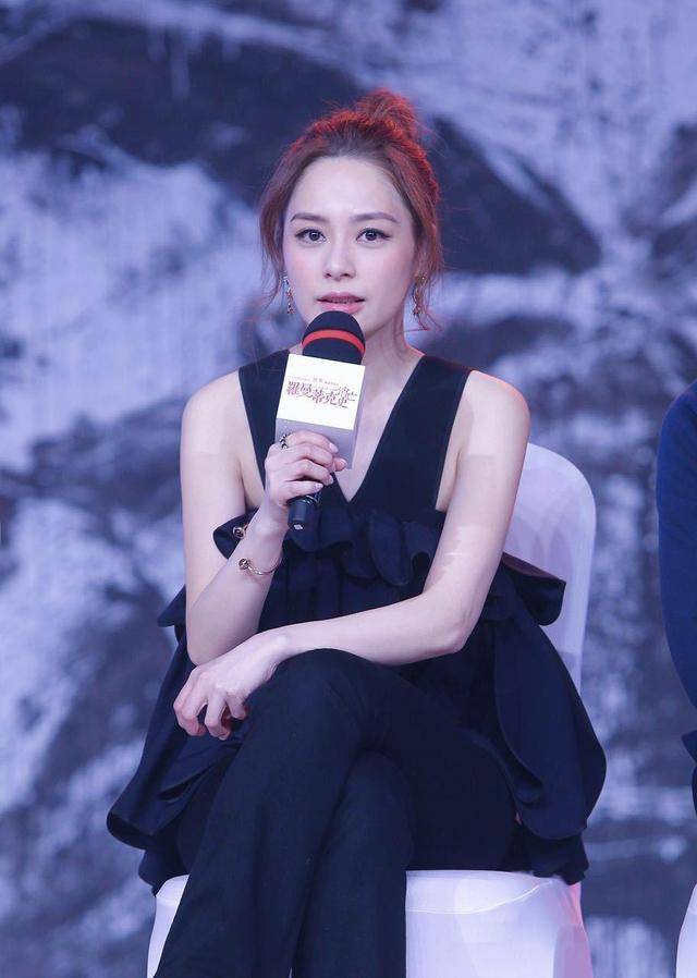 黑色 阿娇又“翻车”，宽松背心配黑色牛仔裤显胖又显矮，多亏有高颜值