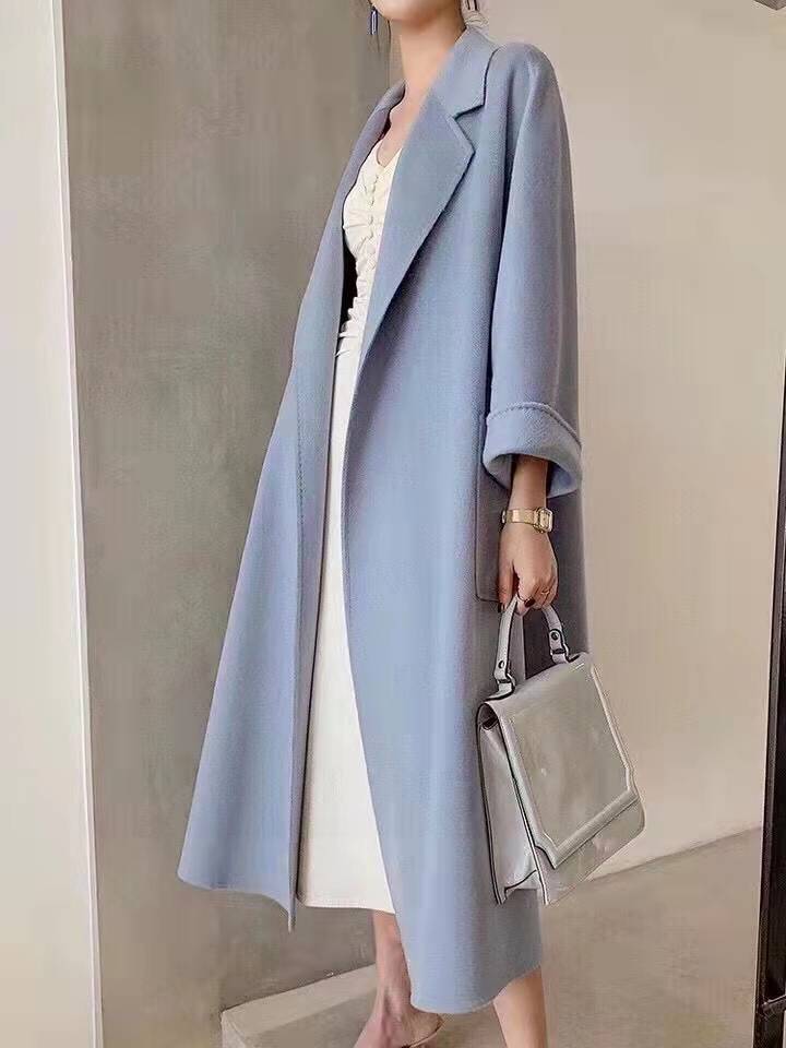 感觉 丢掉你的驼色卡其大衣吧，这些亮色大衣更强势吸睛，高级又不俗气