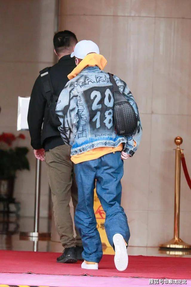 卫衣 爱豆帅气复工造型,鹿晗打造嘻哈风,黄子韬穿皮裤展露完美身材