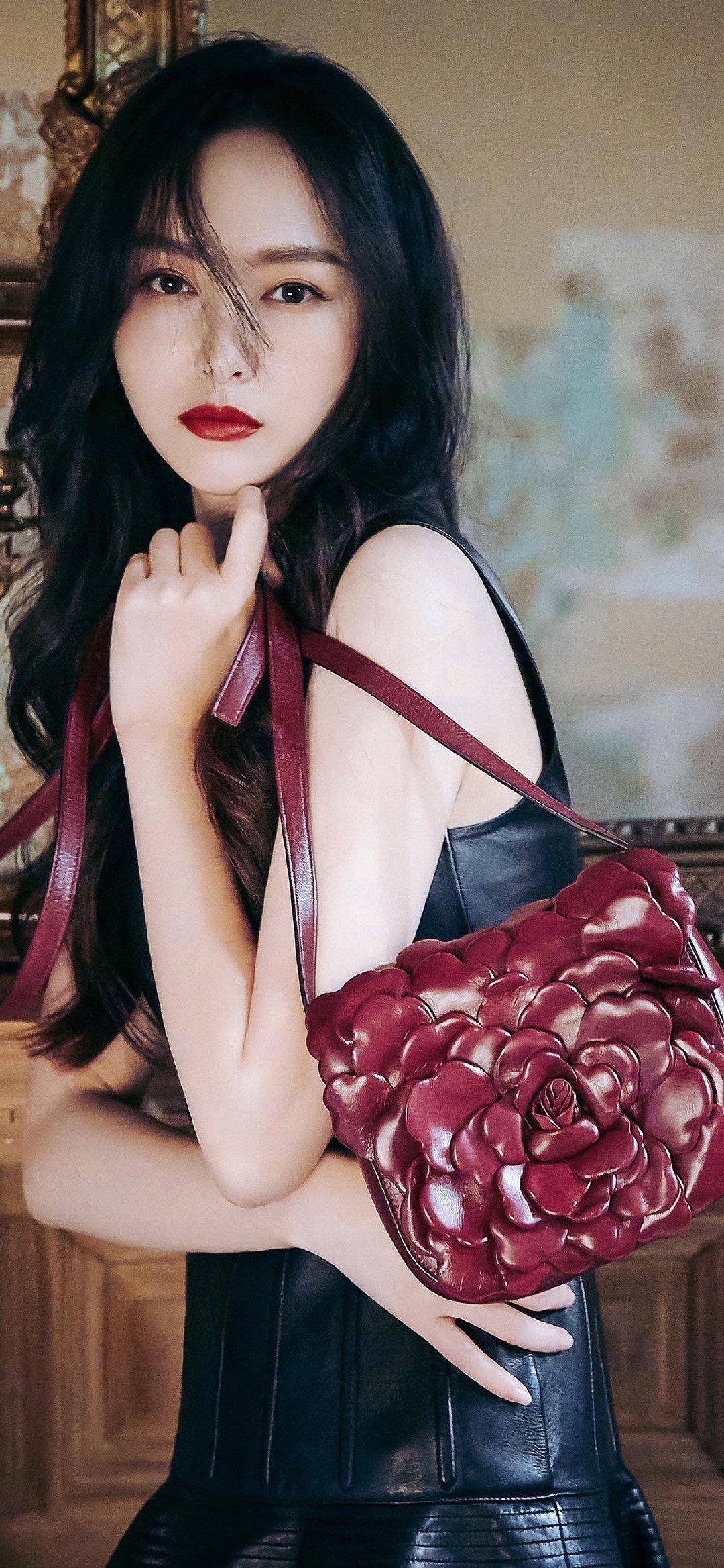 唐嫣为某品牌活动拍摄写真,烈焰红唇配纯黑皮质连衣裙,霸气外漏_黑色