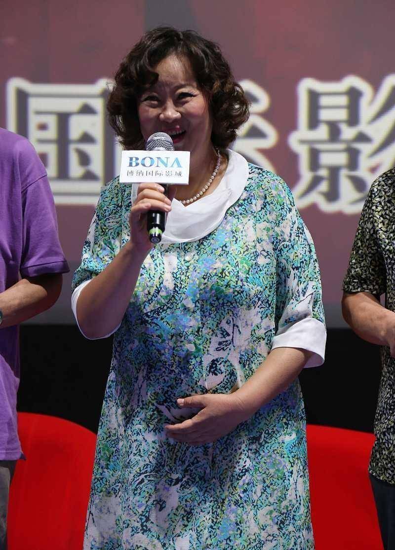建议 女人过了50岁建议穿长裙，优雅与高级并存，方青卓奶奶也在穿