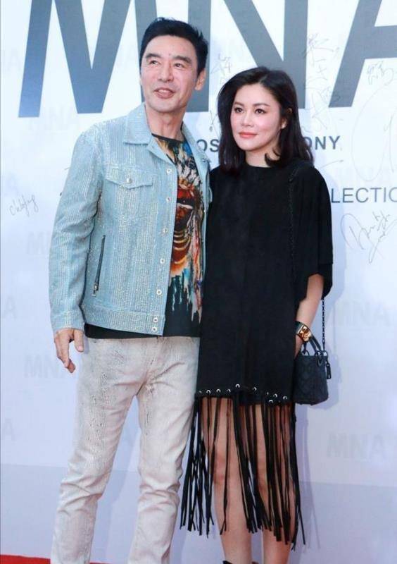 流苏 钟镇涛与老婆同框！穿蓝色外套帅气减龄，看不出与老婆相差13岁