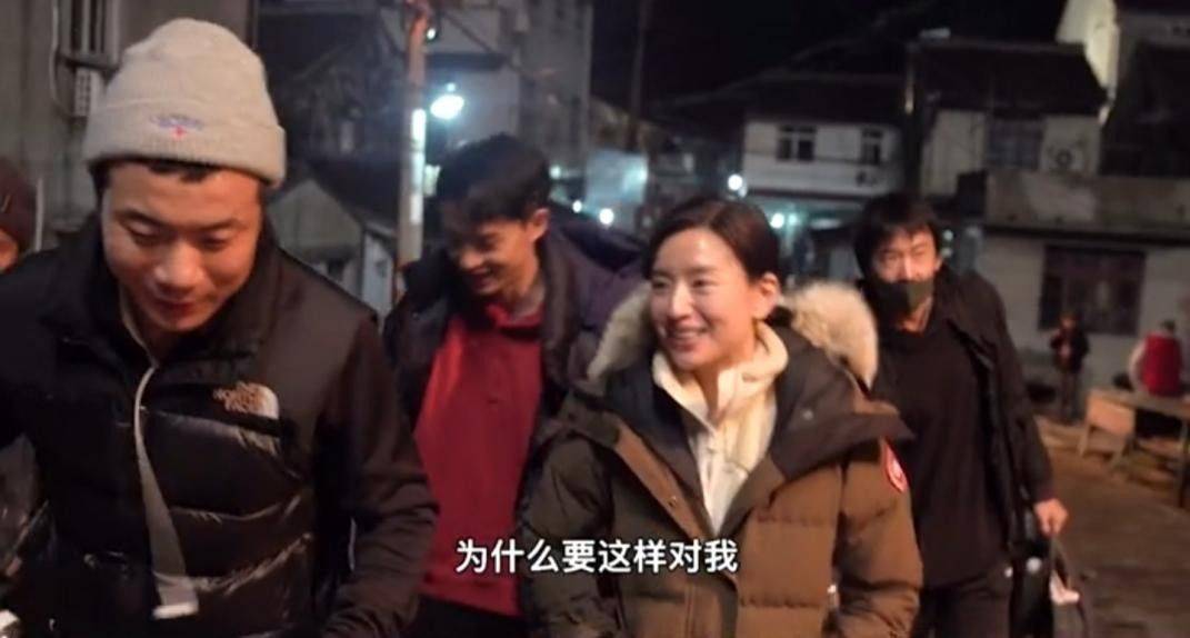 皮肤董洁在片场被拍，皮肤干黄脸下垂，真实的容貌就是老阿姨！