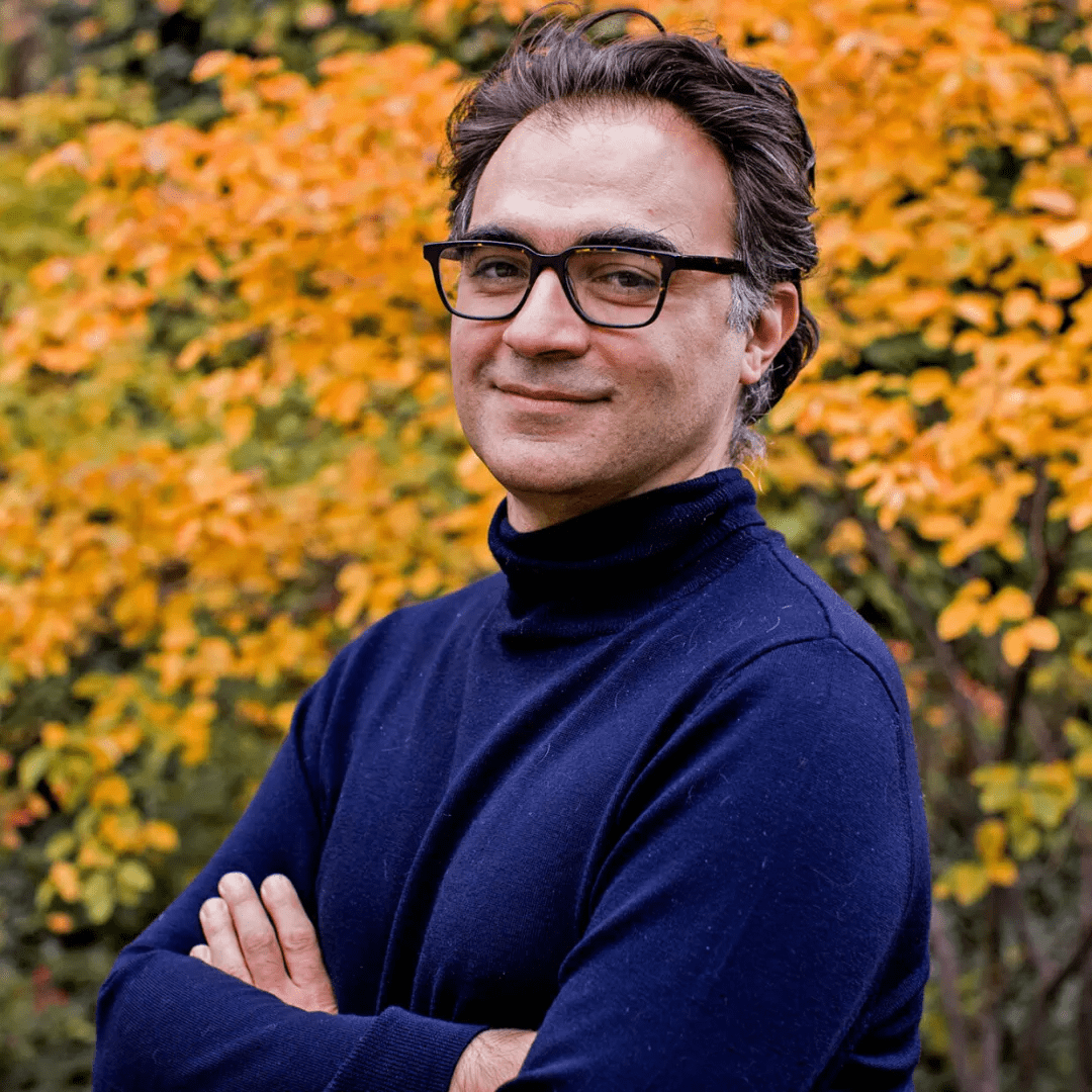 在不遵守牛顿第三定律的系统中，芝大学者发现奇异点与相变的联系