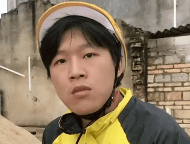 广西北海人,凭借"我信你个鬼你这糟老头子坏得很"的表情包走红,据了解