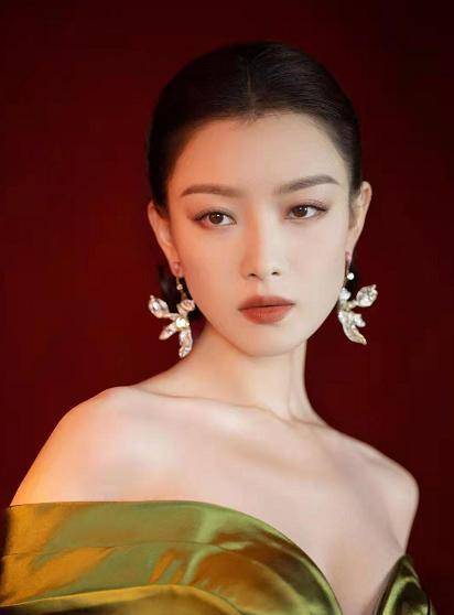 显得 倪妮的气质太惊艳了,绿色露肩裙高级精致,举手投足都是万种风情