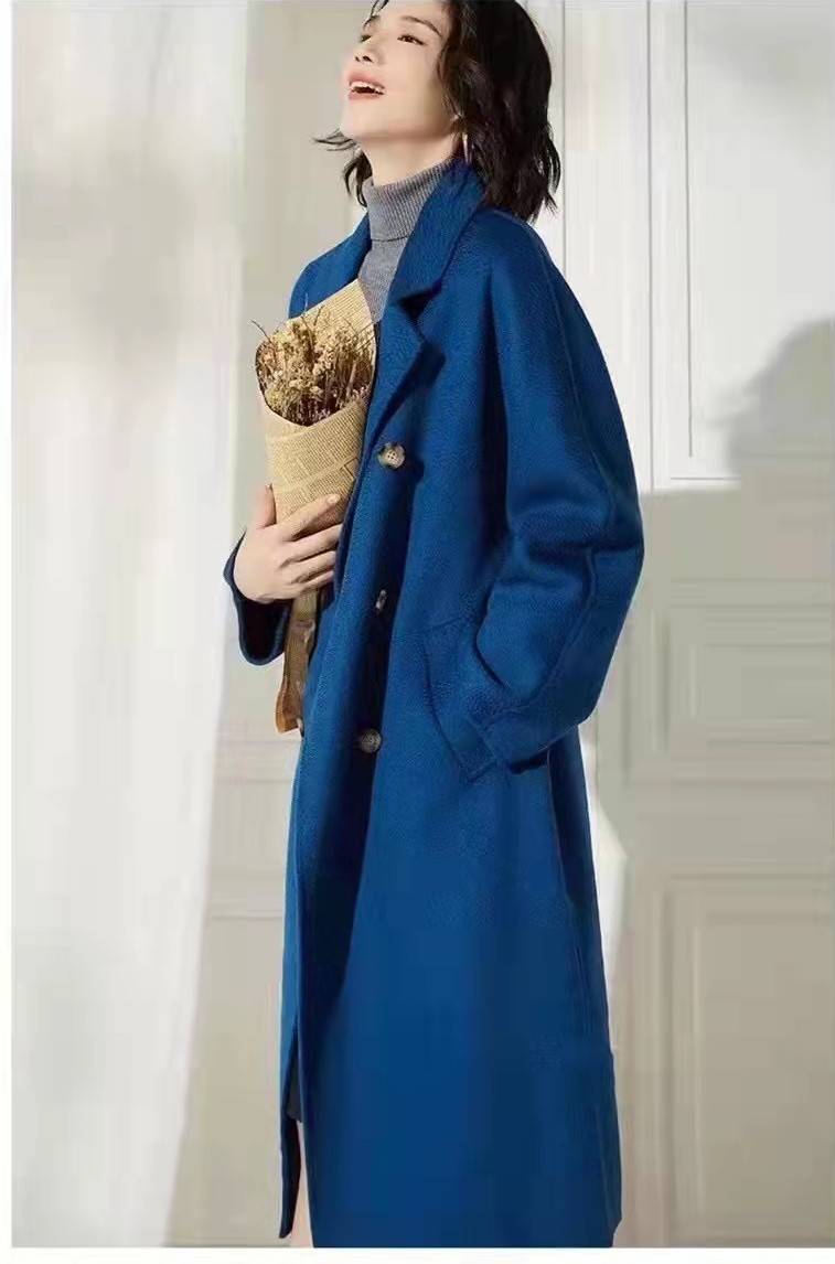 感觉 丢掉你的驼色卡其大衣吧，这些亮色大衣更强势吸睛，高级又不俗气