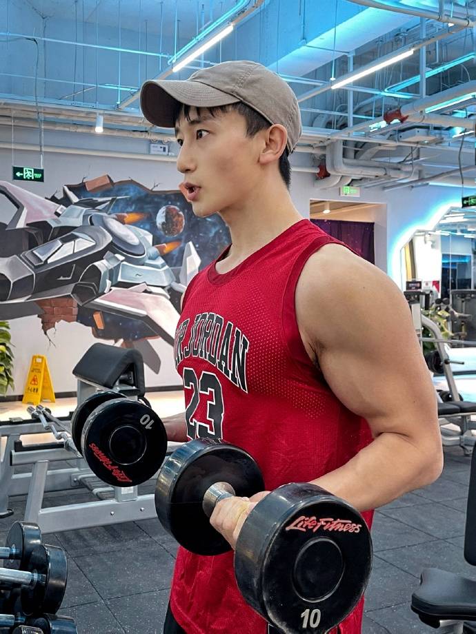 27岁健身达人追逐时尚运动的弄潮儿脸小肌肉大身材太好了