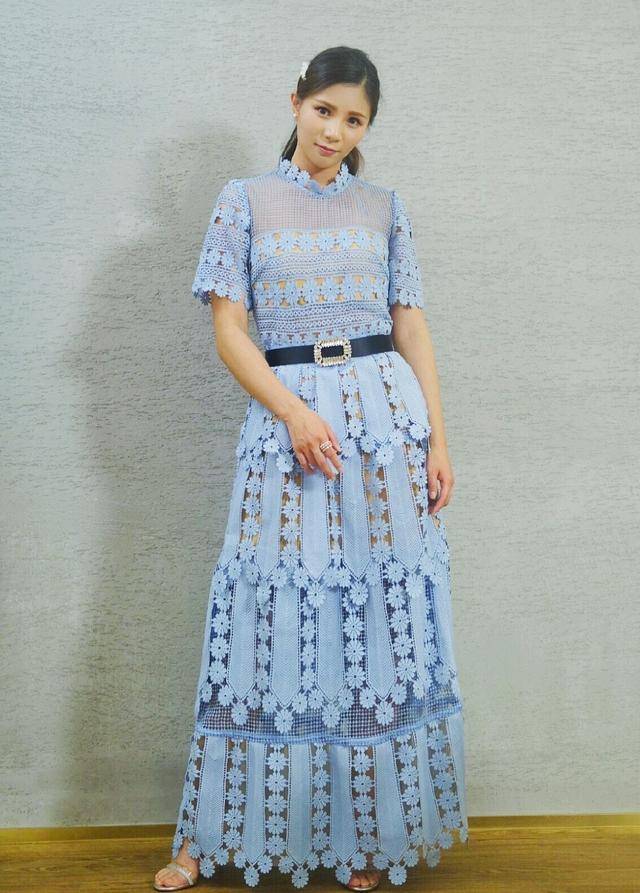 身材 何姿美出新高度！一袭绿色小雏菊碎花连衣裙清新减龄，少女感爆棚