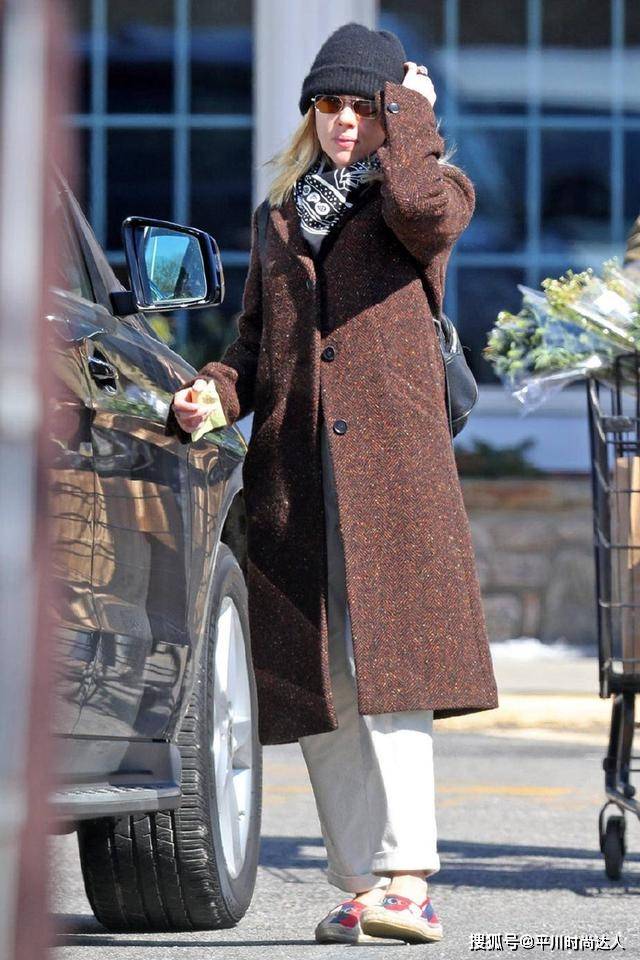 个头 小个子女生怎么穿才显高？看女神斯嘉丽示范，160也能穿出女王范