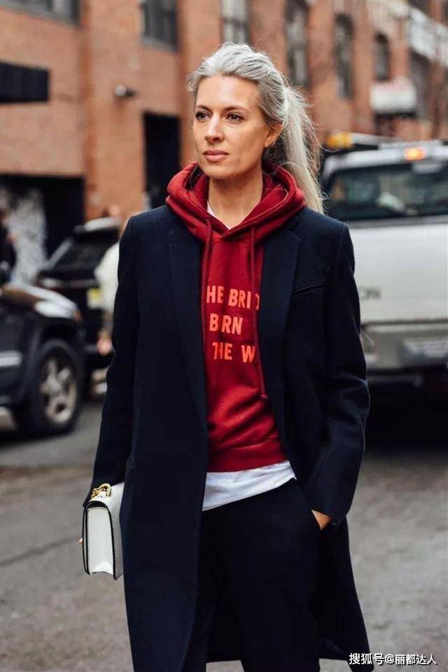 休闲风 冬季内搭不用太多?教你一衣多穿,用一件连帽卫衣搭出5种风格