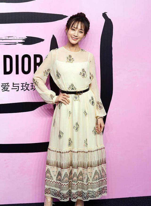 李一桐 姚笛李一桐同框比美,穿裙装效果不一样,看得出身材有多重要