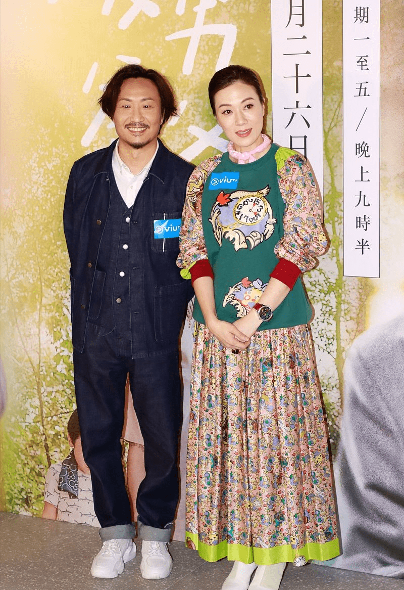 形象 张可颐被衣服耽误，明明气质挺高级却非要穿印花裙扮嫩，挺可惜的