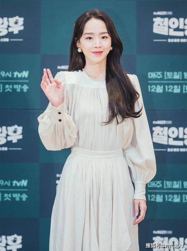 金正贤 申惠善果然是美人坯子，白色连衣裙配长卷发如仙女下凡，气质真绝