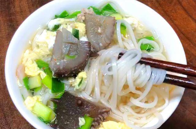 炸酱面|夏天要多吃面条，教你个懒人做法，比豆角焖面还好吃，上桌就扫光