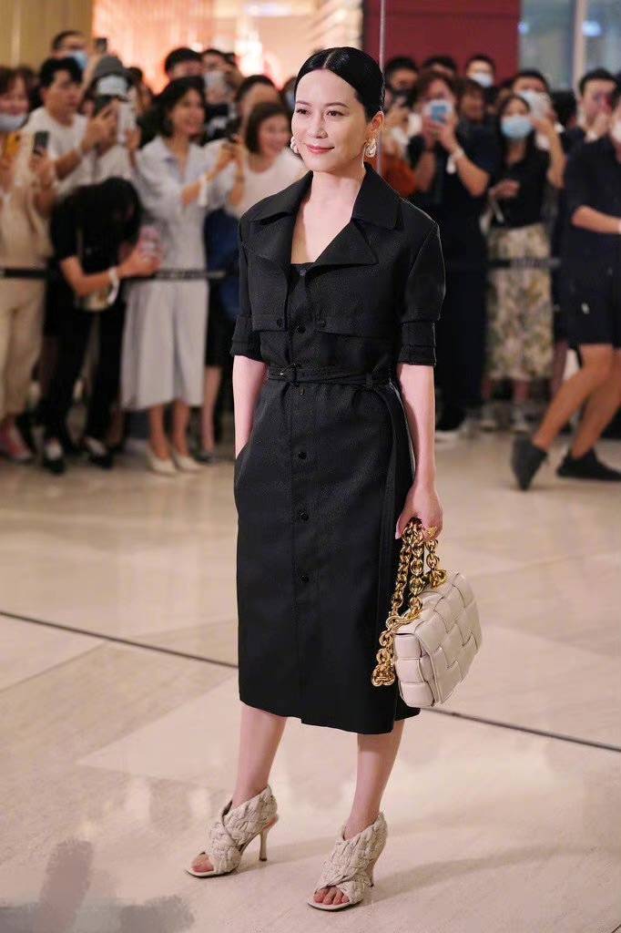 俞飞鸿 不打光修图的俞飞鸿，肤色暗黄也有皱纹，哪有47岁还不老的！