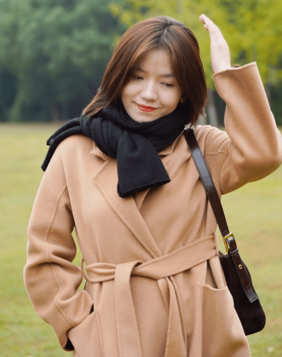 一身 别再穿一身黑了，今年流行的“棕色大衣”，是真好看，漂亮大气！