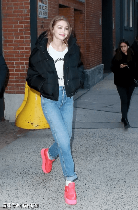 显得 羽绒服这样穿遮肉显腿长！衣品好的女人必知3个搭配技巧