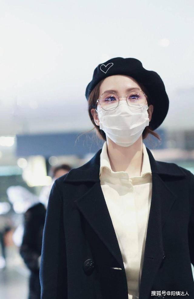 呢子 33岁刘诗诗戴贝雷帽太甜了，大衣加衬衫好减龄，说她23岁都嫌多