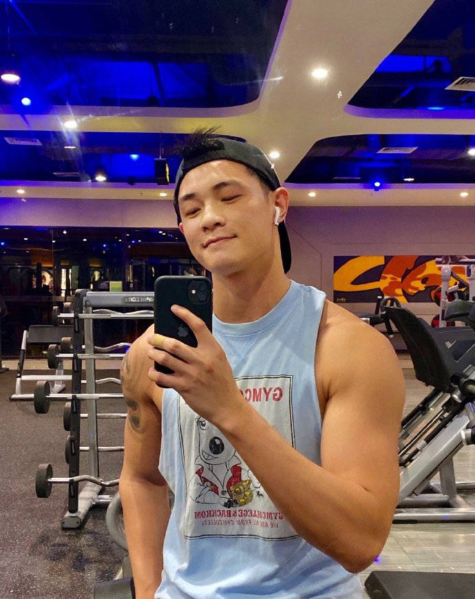 原创身高180cm大长腿80kg肉壮大男孩撸铁深蹲打造出完美翘臀