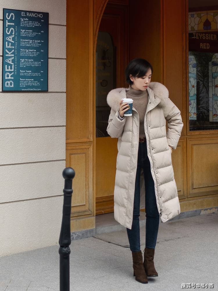 小白 “羽绒服+牛仔裤”=秋冬洋气搭配,兼具时髦和保暖,太高级了!