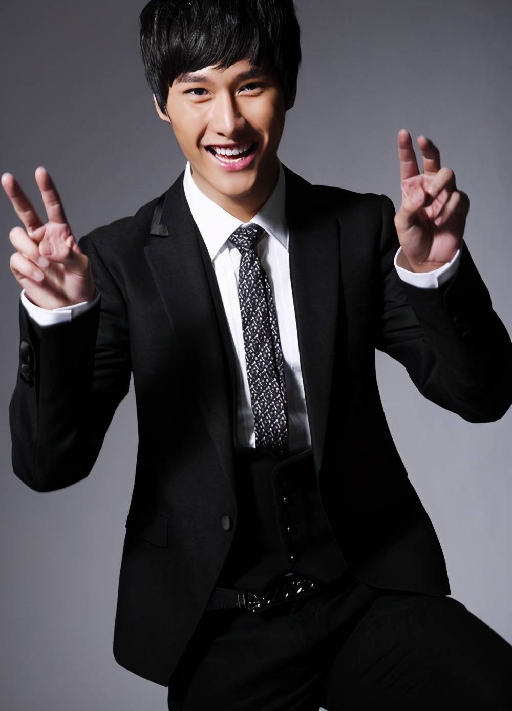 朱梓骁被封后去建筑工地,改水改电木工吊顶,什么是真正打工人?_流星雨