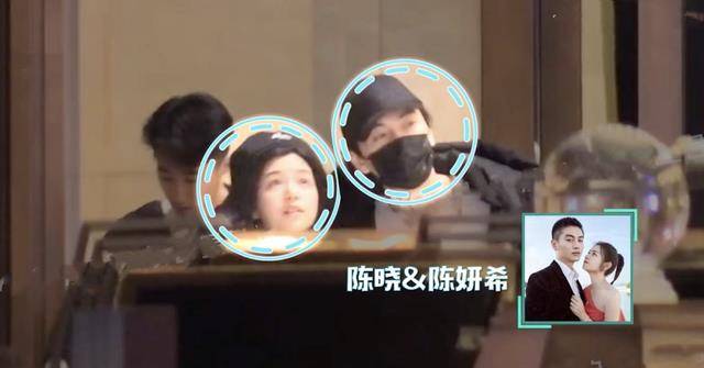 沈佳宜陈晓夫妇罕合体秀恩爱，全程牵手似连体婴，38岁陈妍希清纯像学生