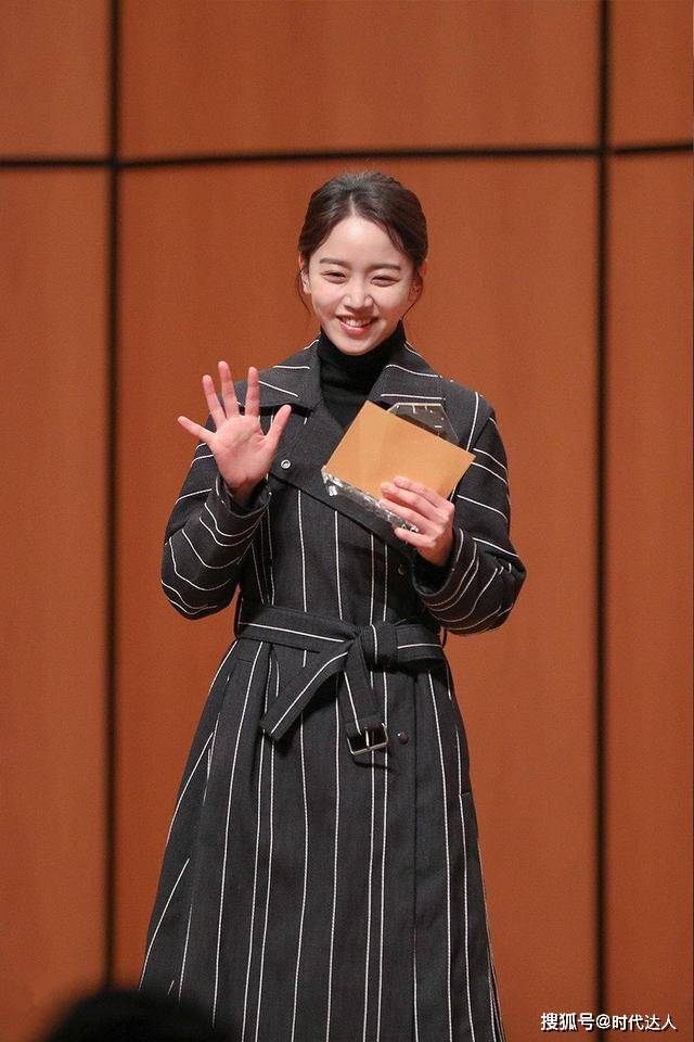 金正贤 申惠善果然是美人坯子,白色连衣裙配长卷发如仙女下凡,气质真绝