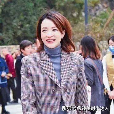 毛衣 冬天别再“露脖子”，试试最火的“烟管领”针织衫，明星都在穿！