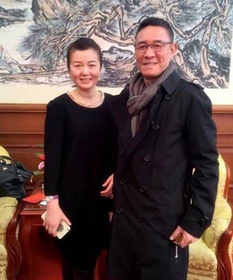 齐耳 郑卫莉真实不装，55岁身材发福有肚腩不掩饰，自然衰老也好漂亮！