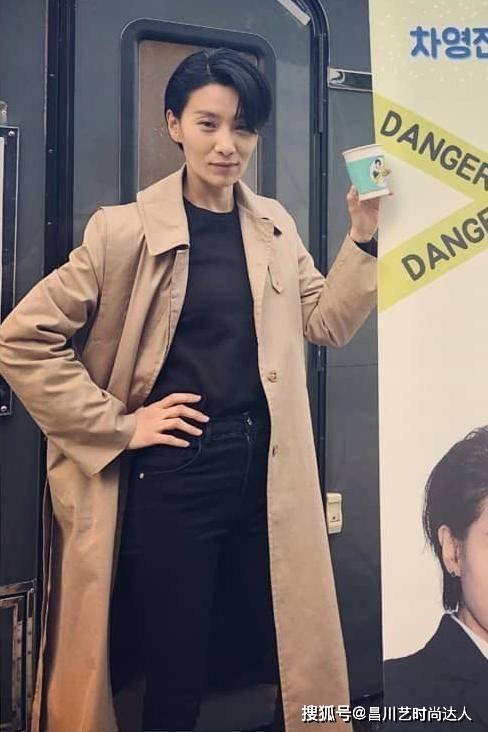 行走 这位韩国阿姨太会穿,47岁的简约穿搭,堪称行走的时尚典范