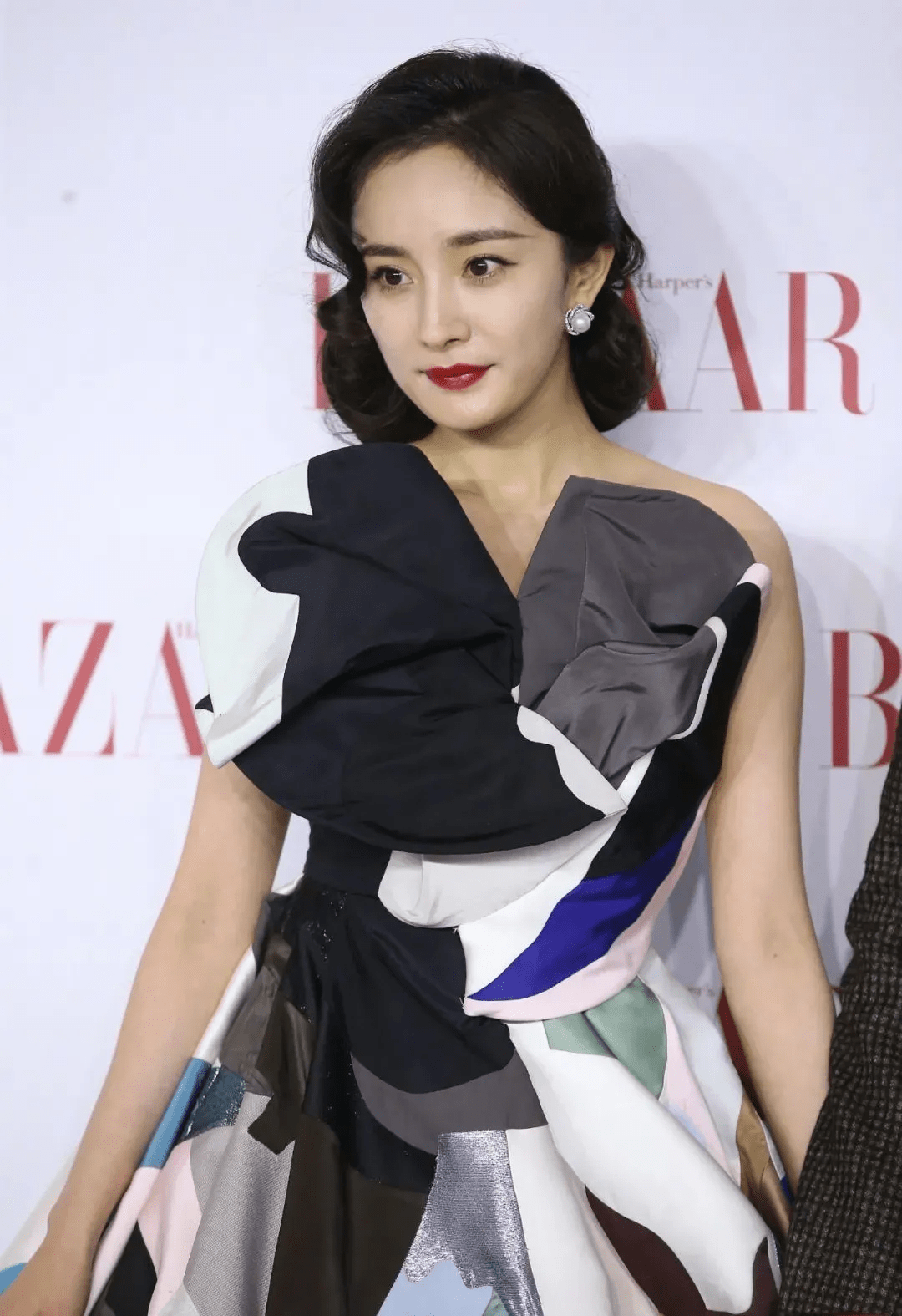 鱼尾 芭莎红毯:宋茜好惊喜、杨颖这次没得说,周笔畅和杨幂穿了个啥?