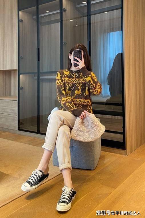 短裙 圣诞毛衣要如何搭下装？牛仔裤最经典，短裙不如长裙更有风情