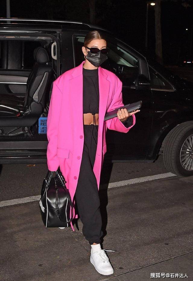 运动服 海莉亲自示范，如何利用3个简单技巧，把运动服穿出街头时尚感