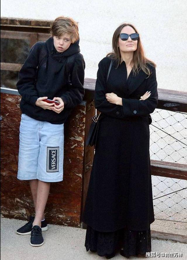 黑色 朱莉穿白裙亮相街头，衬出凹凸身材，14岁女儿穿短裤长腿抢镜