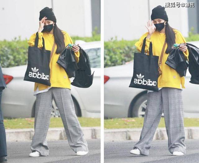 黄卫衣 趁着亮丽黄还没大火，赶紧跟着杨幂学起来，简单3招让你时尚满满