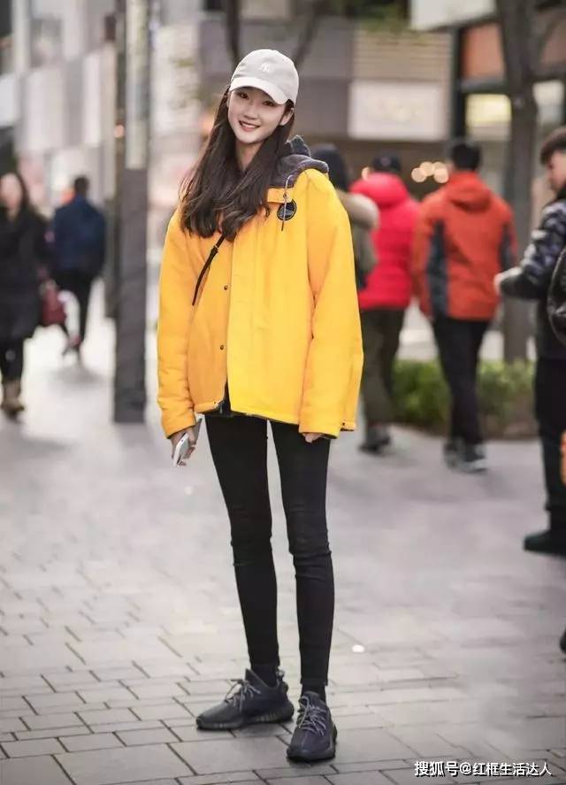 卫衣 棉服+牛仔裤，卫衣+阔腿裤，学生党这样穿，减龄还时髦