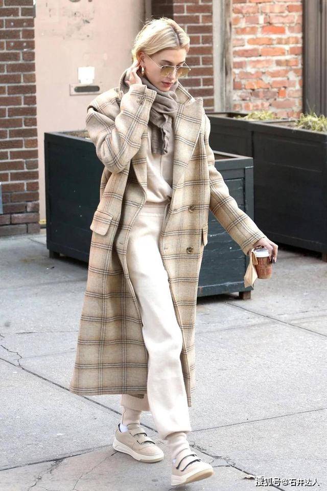 运动服 海莉亲自示范，如何利用3个简单技巧，把运动服穿出街头时尚感