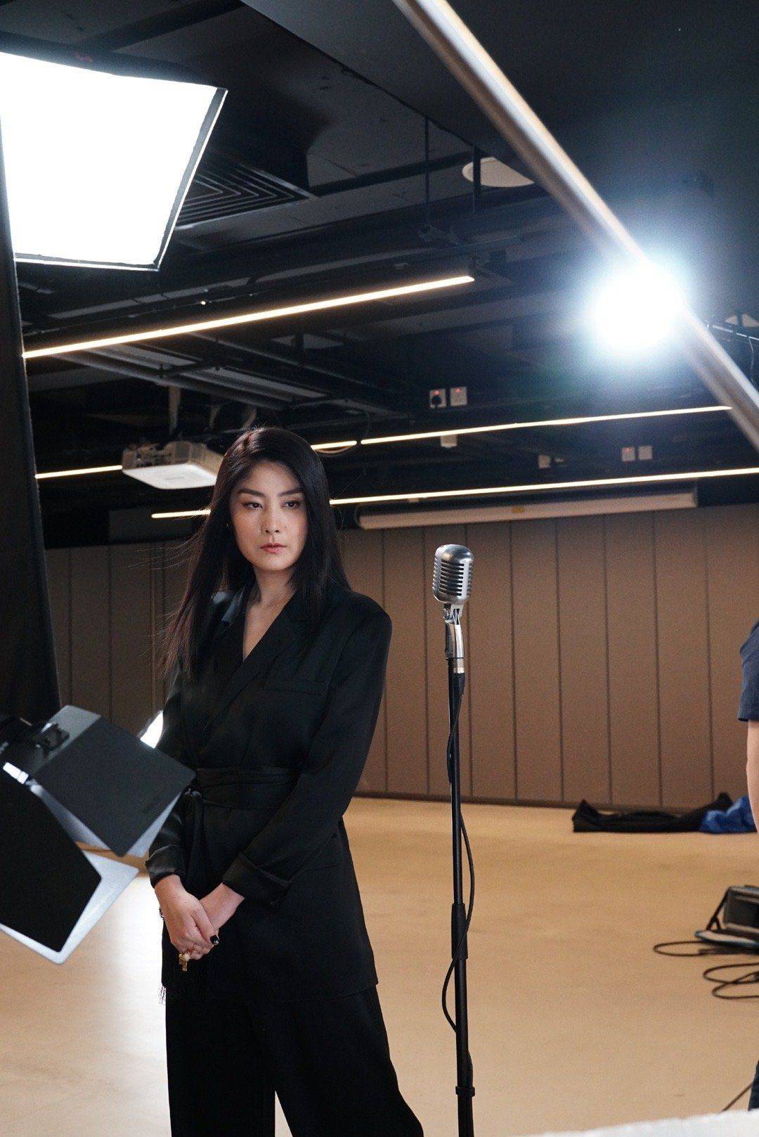 吊带陈慧琳晒健身照，穿吊带紧身衣没肚腩，48岁还一点不显老！